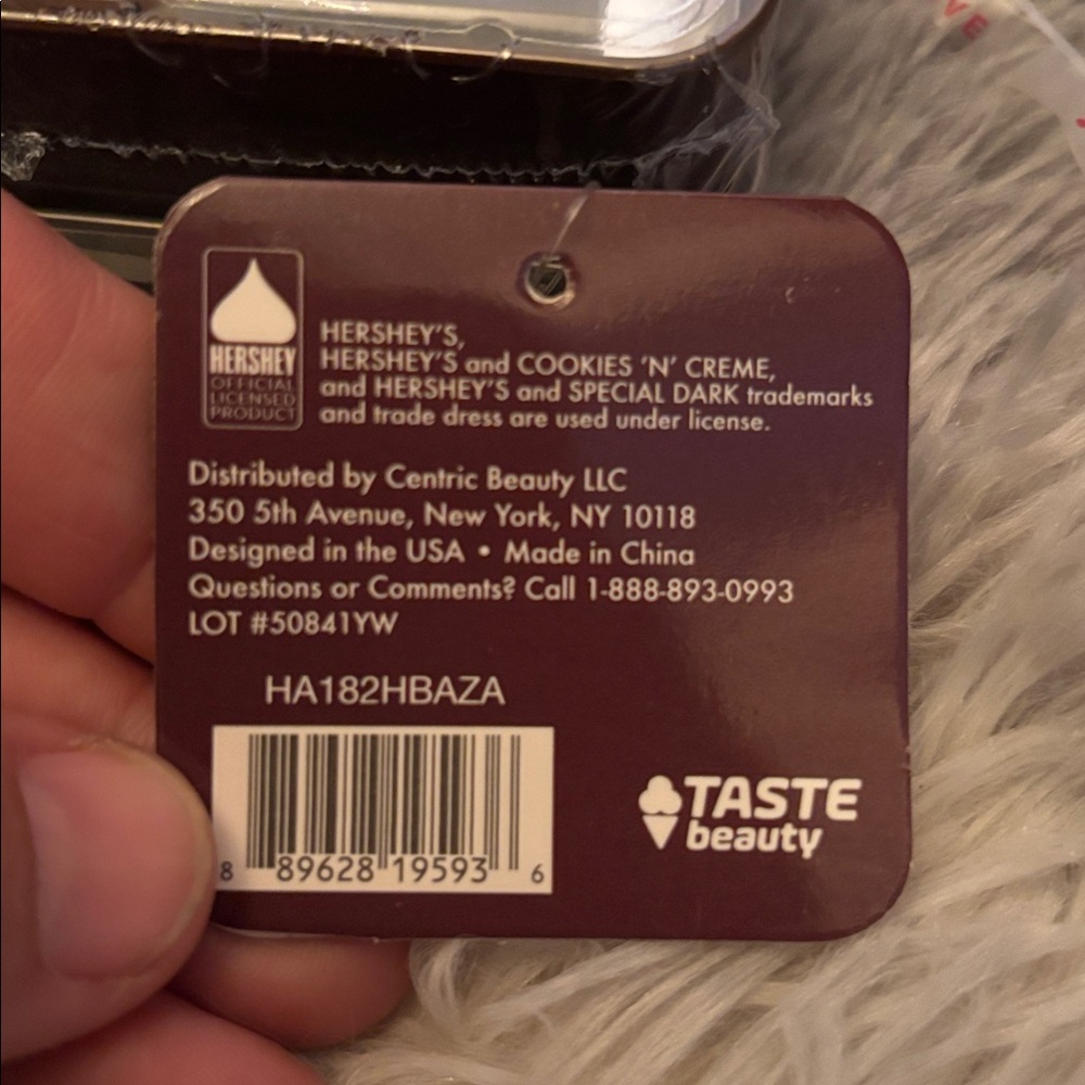 Hershey's Lip Balm with Gift Tin set of 6 Hersheys, Cookies & Cream,Special Dark - Picture 6 of 7